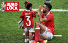 Taylor celebra con sus hijos la victoria de Wales ante Rusia