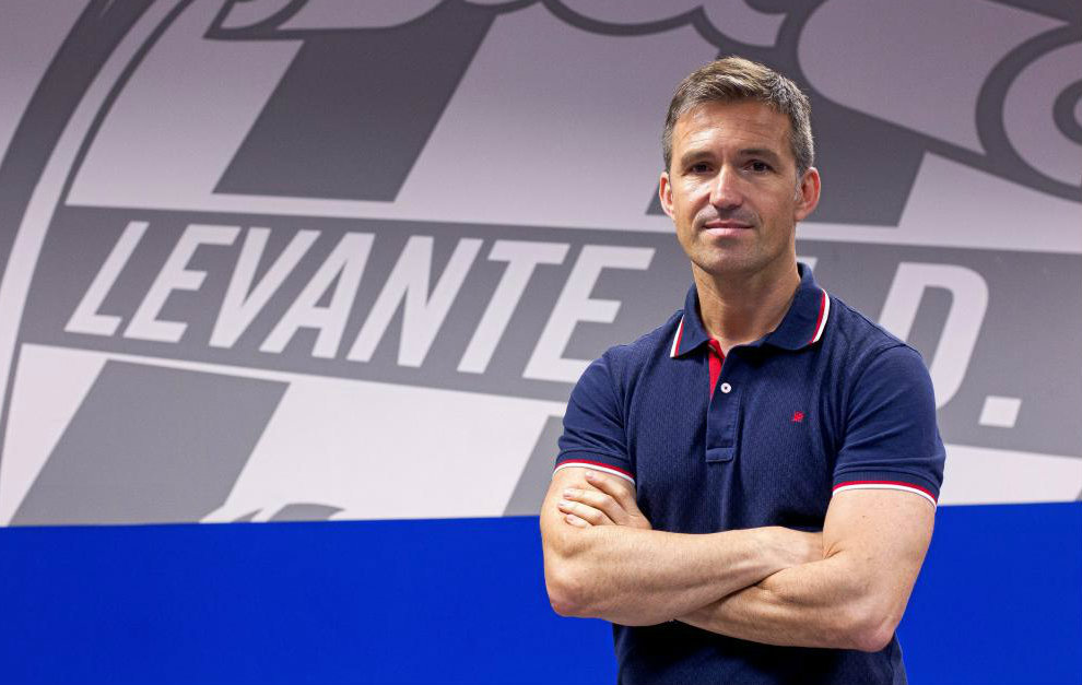El director deportivo de Levante, Tito (43) posa para MARCA.