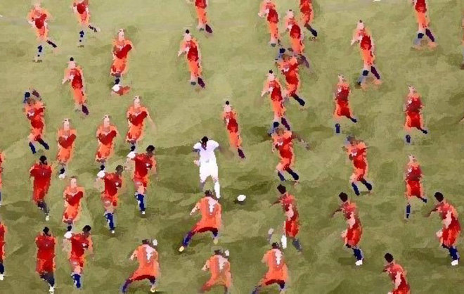 Un collage sobre la imagen de Messi rodeado de chilenos.