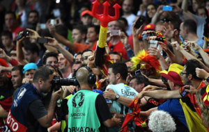 Eden Hazard (C) con los aficionados belgas.
