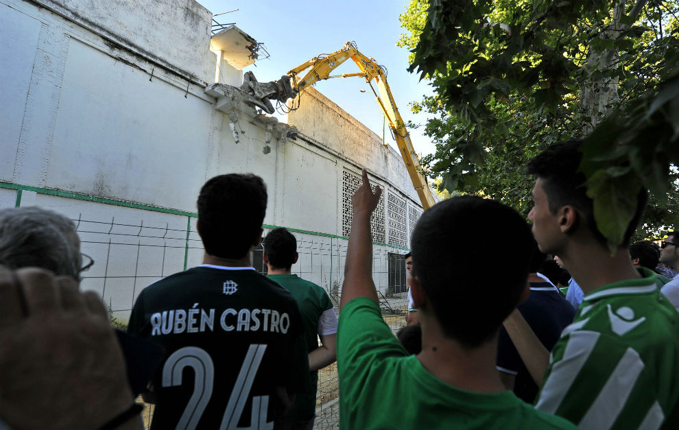 Aficionados del Betis presencian la demolicin del Gol Sur.