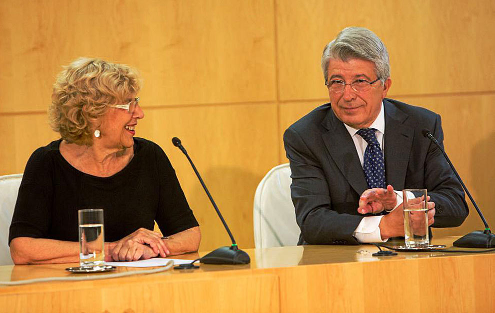 Manuela Carmena, alcaldesa de Madrid, con Enrique Cerezo, presidente...