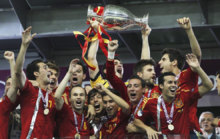 Iker Casillas levant en Kiev el trofeo de campen de la Eurocopa el...