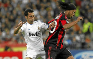 Arbeloa pugna con Ronaldinho durante un Madrid-Milan de Champions.
