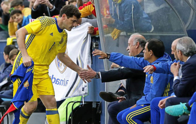 Casillas saluda a Del Bosque tras ser sustituido en un amistoso.