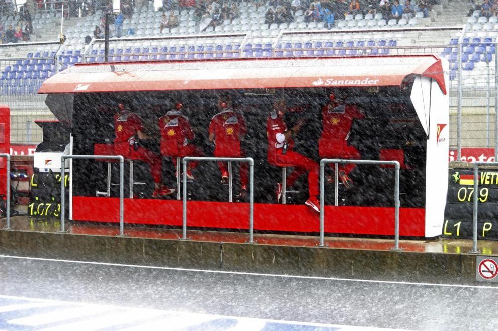 El muro de Ferrari bajo el diluvio