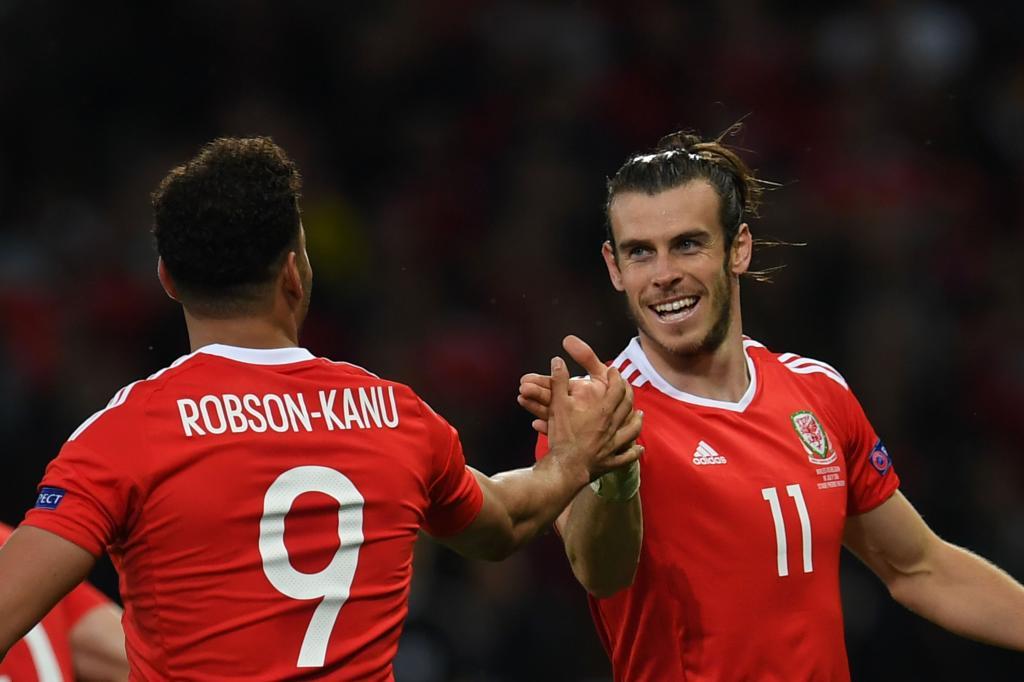Robson-Kanu y Bale se felicitan.