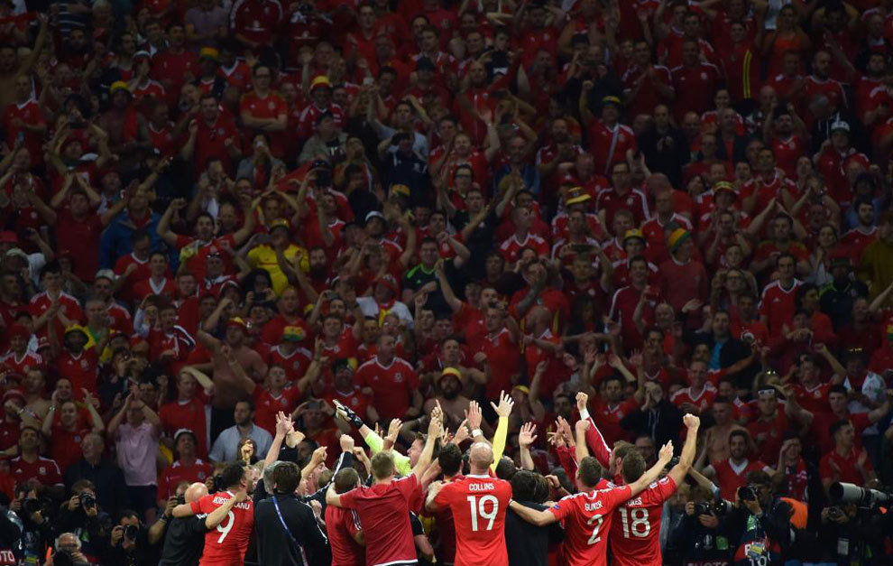 Los jugadores de Gales celebran su triunfo ante Blgica.