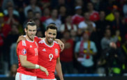 Robson-Kanu Y Bale celebran un gol contra Blgica.