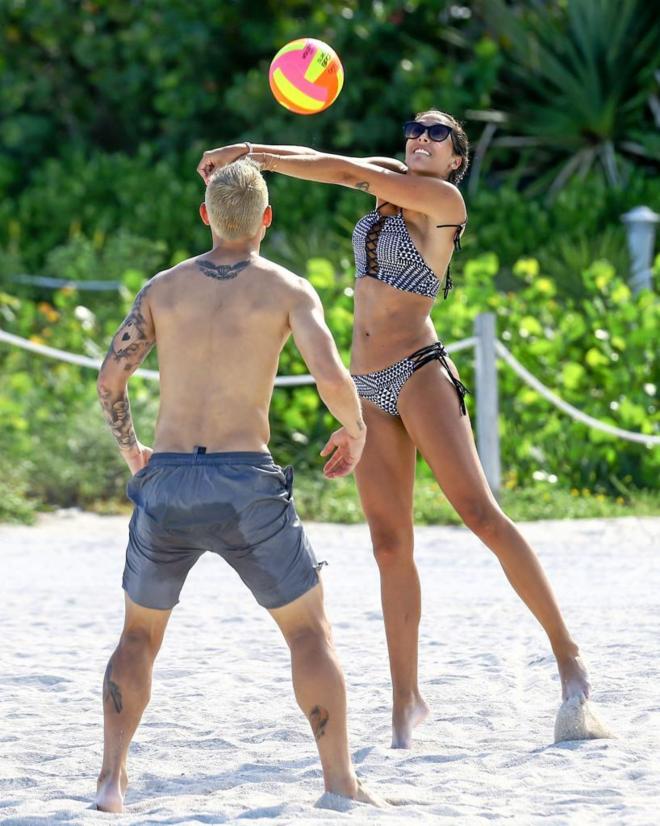 James jugando al voley playa con su mujer, Daniela.