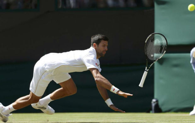 Djokovic se cae en el suelo