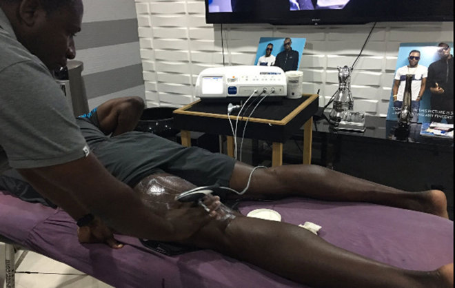 Usain Bolt tratndose tras lesionarse en los Trials de Jamaica