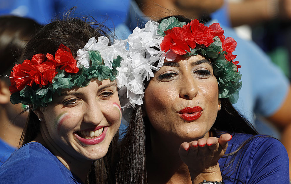 Dos aficionadas italianas lanzan un beso antes del Alemania-Italia