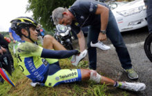 Alberto Contador es atendido tras su cada en la 10 etapa del Tour...