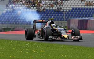 El Toro Rosso de Sainz se rompe echando humo blanco