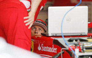 Kimi Raikkonen (36) habla con uno de sus ingenieros en el GP de...