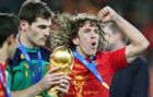 Casillas y Puyol tras proclamarse campeones del mundo en 2010