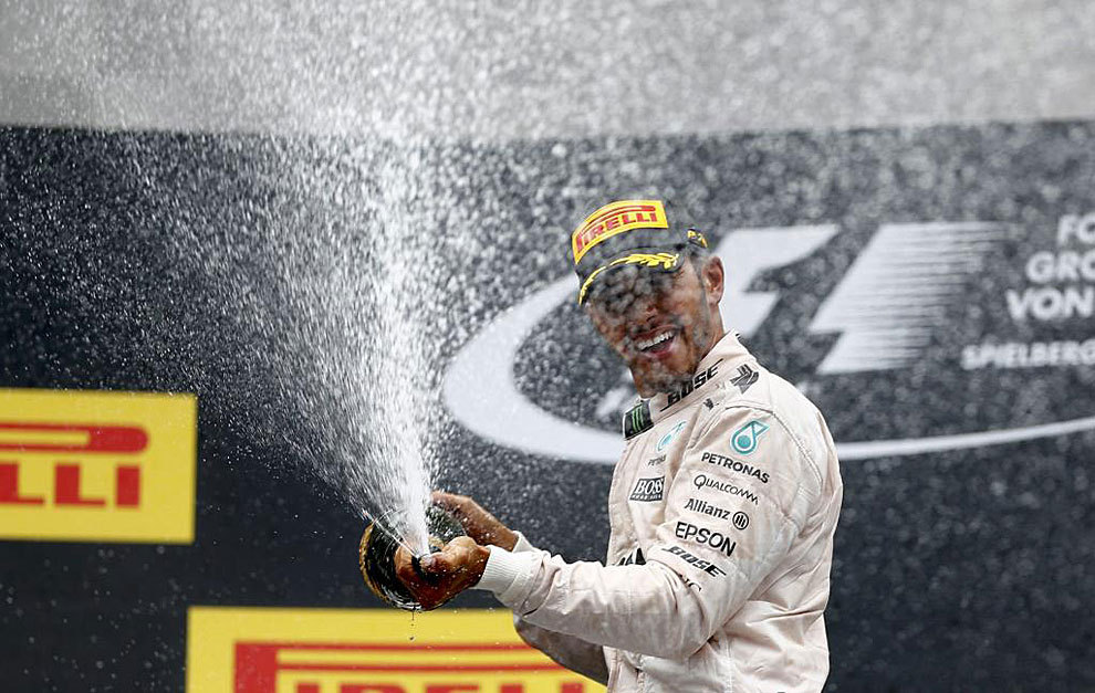 Hamilton celebra su victoria en Austria.