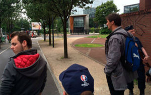 La polica impide el paso a unos aficionados cerca de Saint Denis