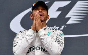 Hamilton celebra su victoria en el podio del Red Bull Ring.