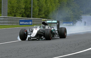 Rosberg trata de llegar a la meta con el alern delantero roto.