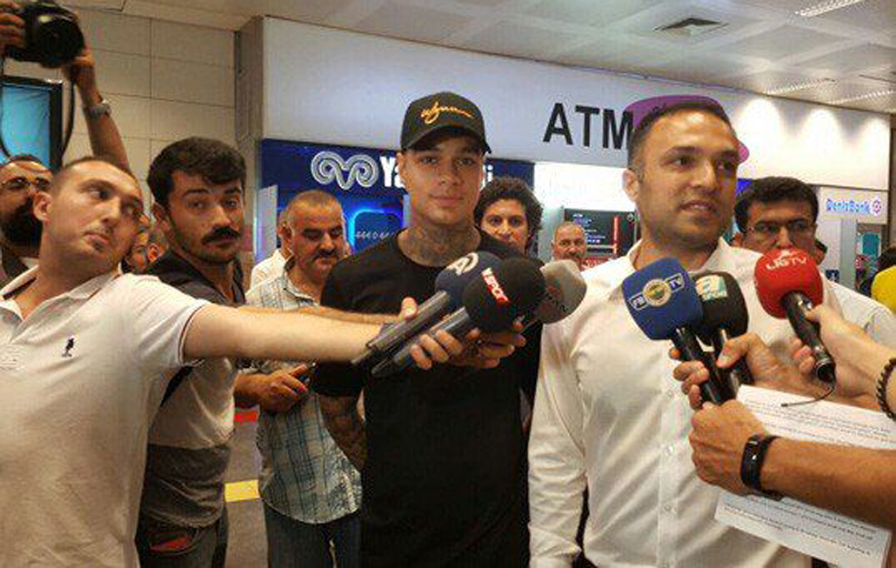 Van der Weil en su llegada al Aeropuerto de Ataturk.
