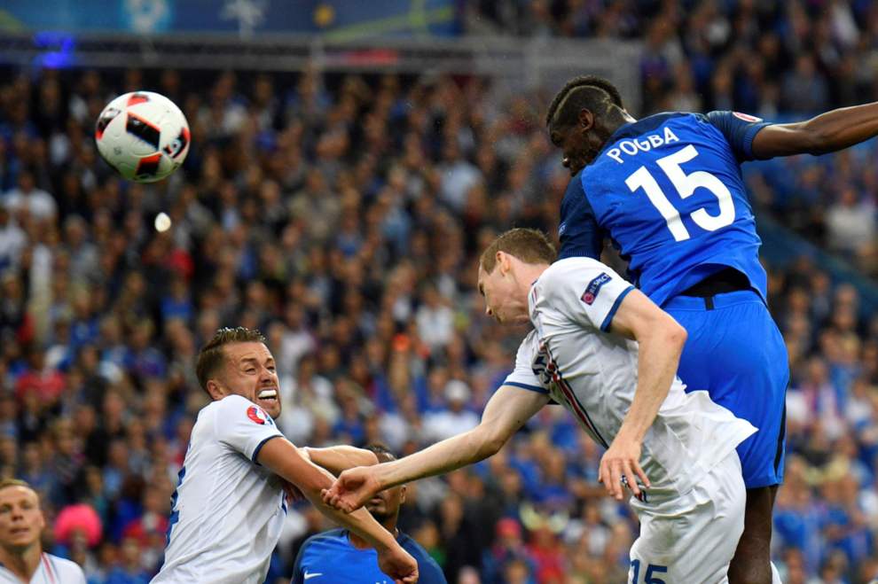 Pogba gana en el salto a su marcaje para marcar ante Islandia
