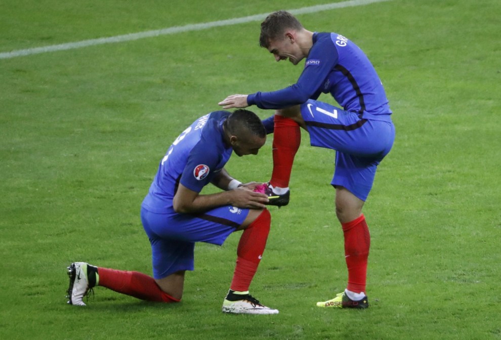 Payet limpia la bota a Griezmann tras su gol ante Islandia