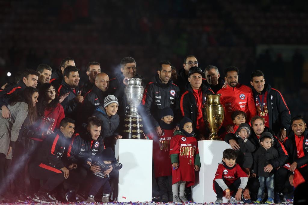 Los jugadores de Chile posan con el trofeo.