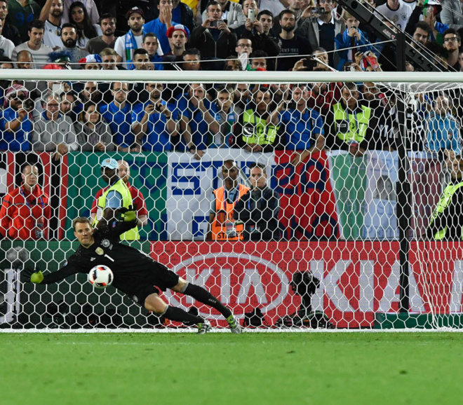 Neuer en el transcurso de la tanda de penaltis ante Italia