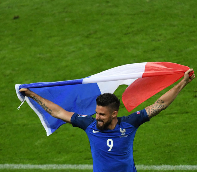 Giroud sostiene una bandera francesa tras derrotar a Islanda