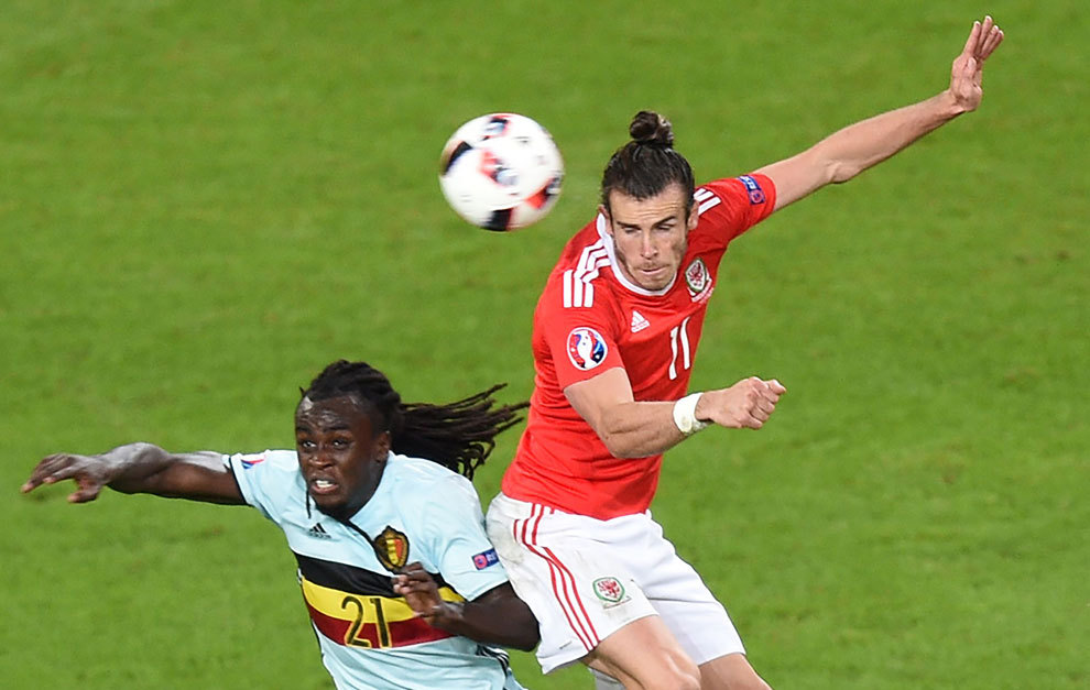 Gareth Bale supera por alto con mucha facilidad al defensa belga...