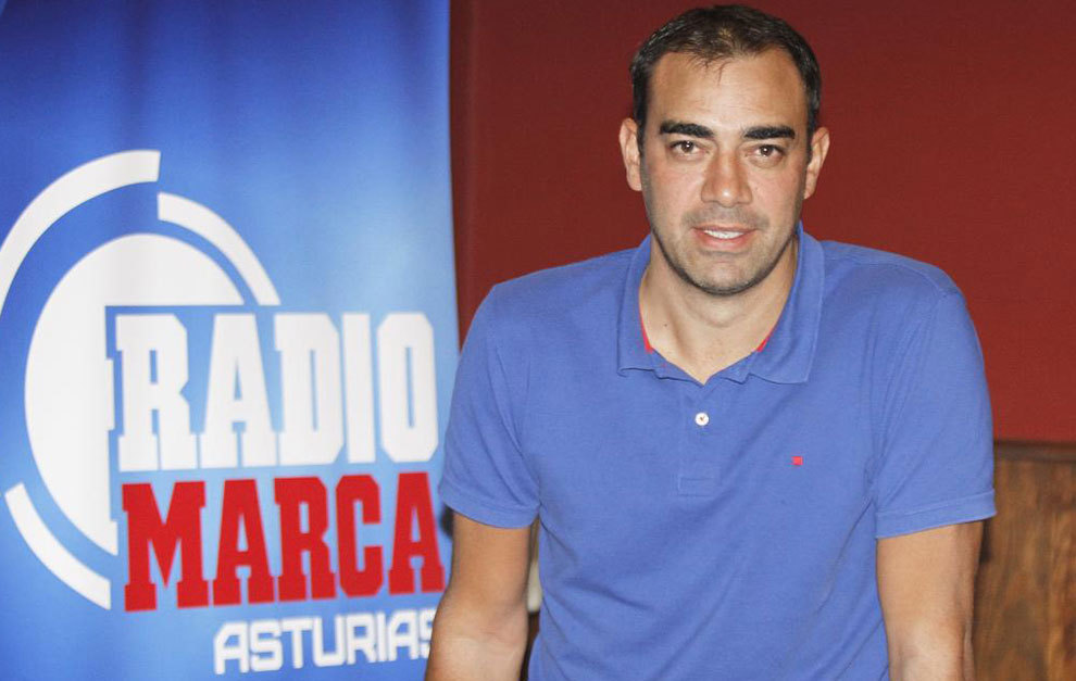 Ral Lozano (39) posa en la sede de RADIO MARCA Asturias.