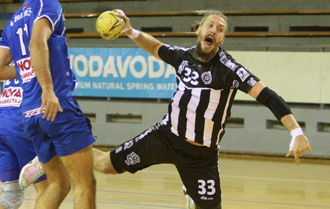 Ivan Popovic durante un partido con el RK Partizan