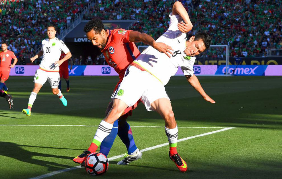 Lozano pugna con Beausejour por un baln en la Copa Amrica.