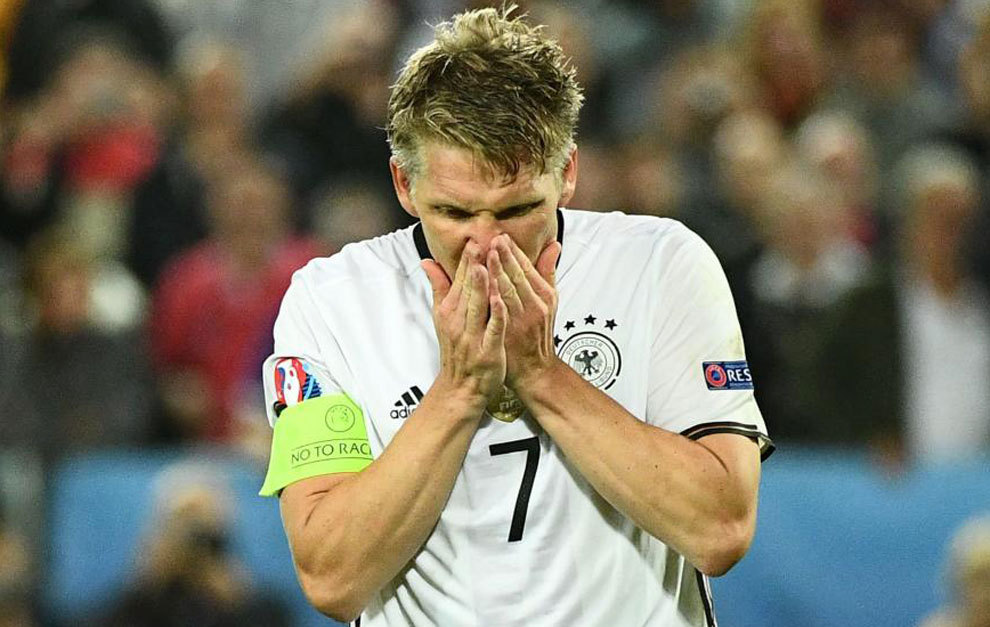 Schweinsteiger, capitn de Alemania, arrastra una lesin de rodilla.