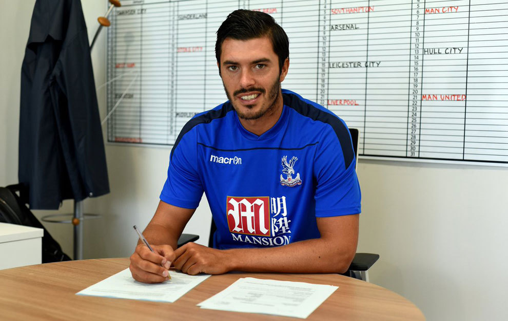 Tomkins firmando su nuevo contrato con el Crystal Palace