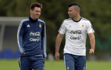 Messi y Agero durante un entrenamiento de la seleccin argentina.