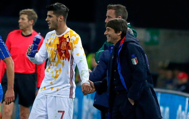 Morata saluda a Conte durante un amistoso Italia-Espaa