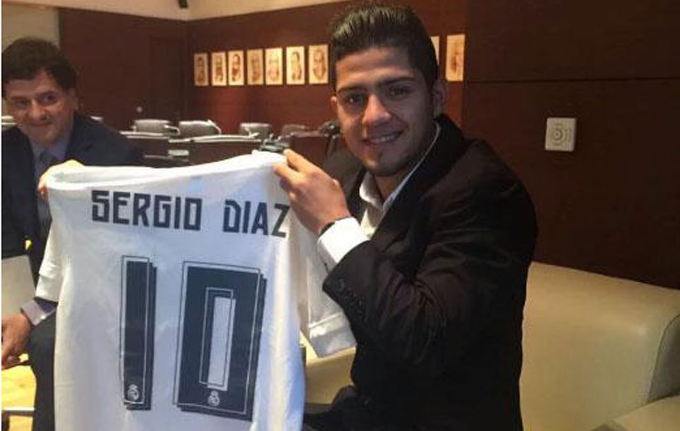 Sergio Daz posando con la camiseta del Real Madrid