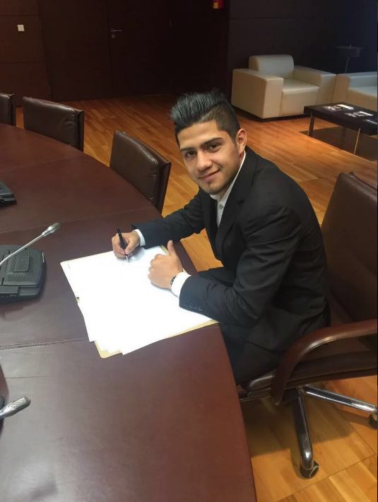 Sergio Daz firmando su contrato con el Real Madrid