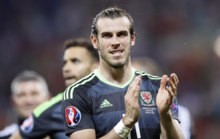 Bale, aplaudiendo a la aficin de Gales desplazada a Lyon