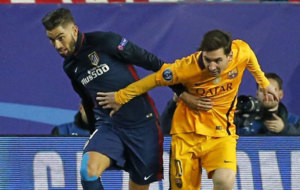 Carrasco pelea con Messi en un Atltico-Barcelona.