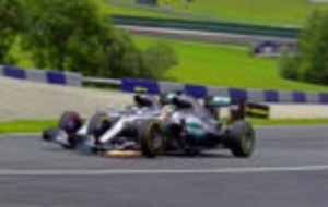 Momento del toque entre los Mercedes en Austria