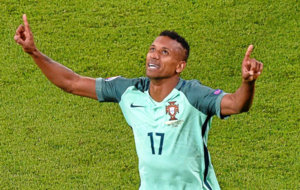 Nani celebra el segundo gol de Portugal contra Gales en la semifinal...