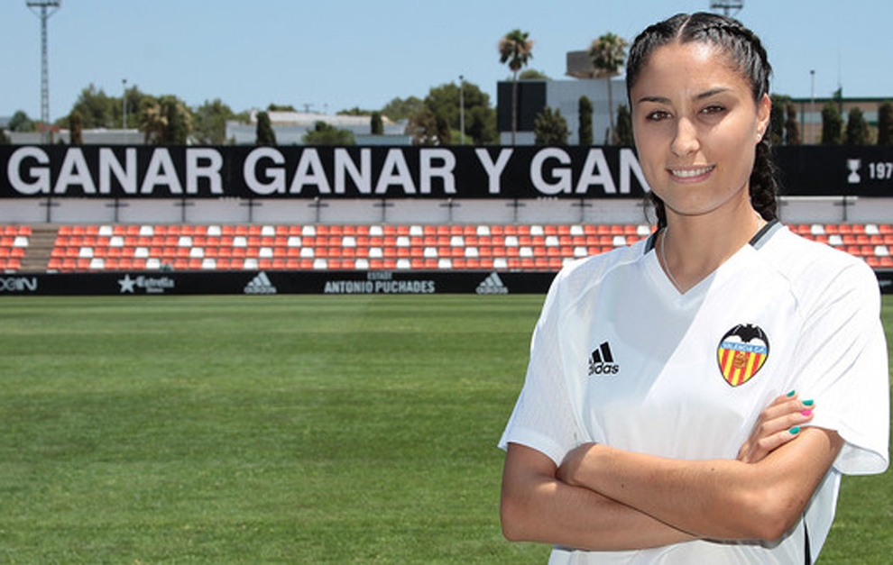 Dbora Garca posa con su nuevo equipo, el Valencia Femenino.