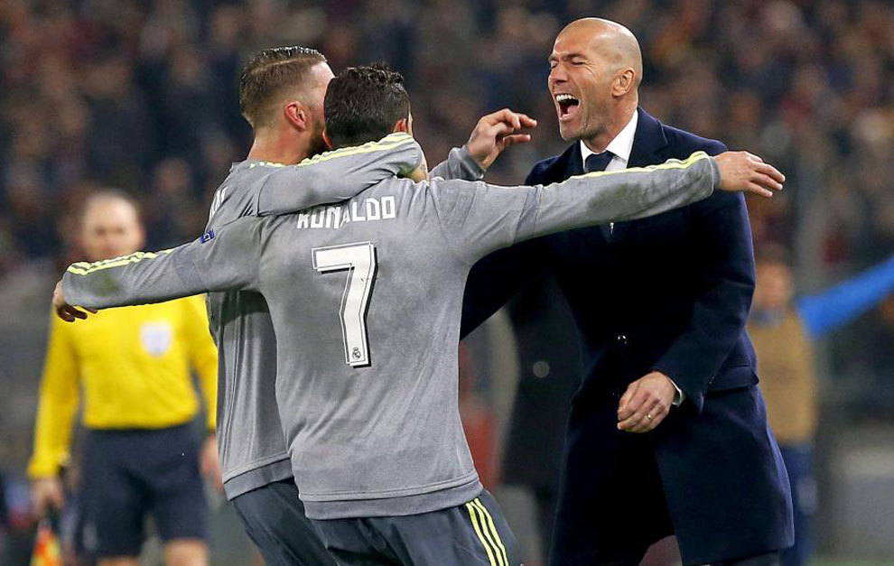Ronaldo, Zidane y Ramos celebran uno de los goles del Real Madrid a la...