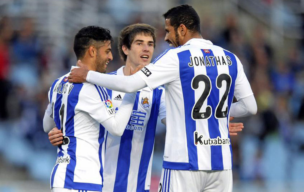 Vela y Jonathas celebrando un gol junto a Zubeldia