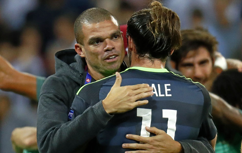 Pepe y Bale al finalizar el partido entre Portugal y Gales.
