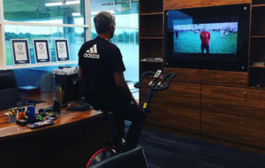 Mourinho en su despacho en Manchester con los rcords en un fondo